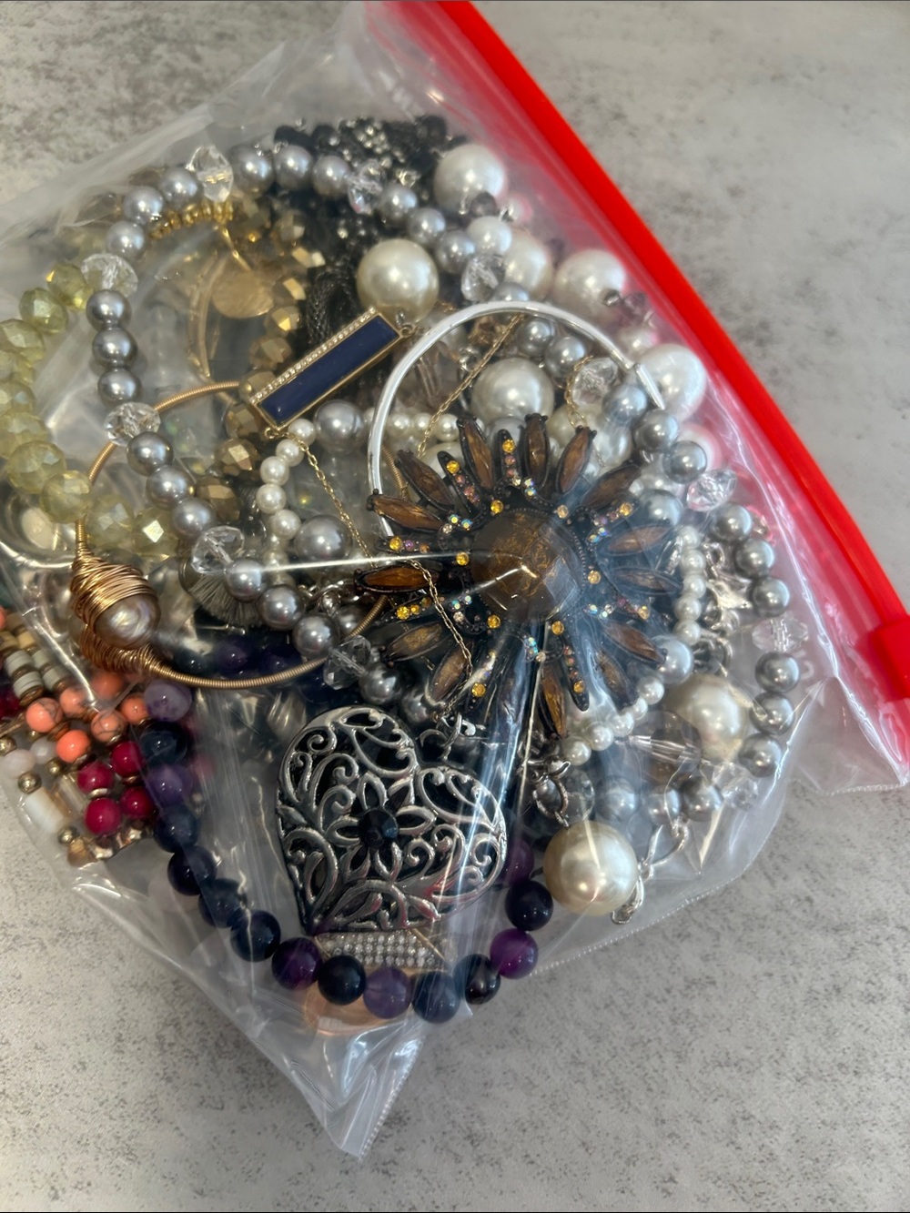 Bundle of 20 pieces of jewelry (at least)